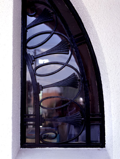 Détail de la ferronnerie 'art déco'.