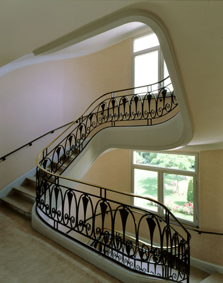 La ferronnerie 'art déco' de l'escalier principal.