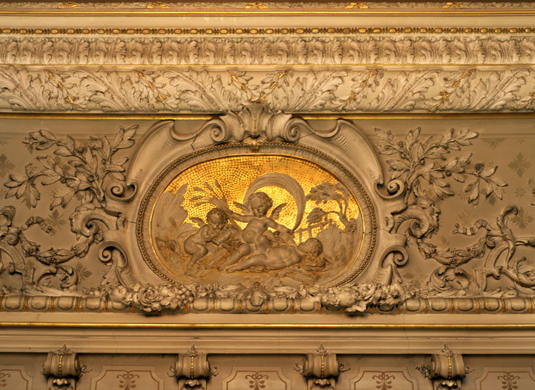 Vue d'une corniche de l'ancien salon: médaillon avec des putti et des gerbes de blé.