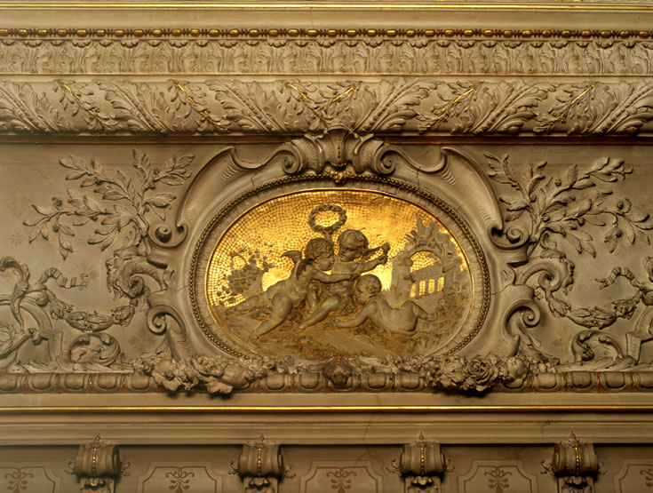 Vue d'une corniche de l'ancien salon: médaillon avec des putti et des fleurs.