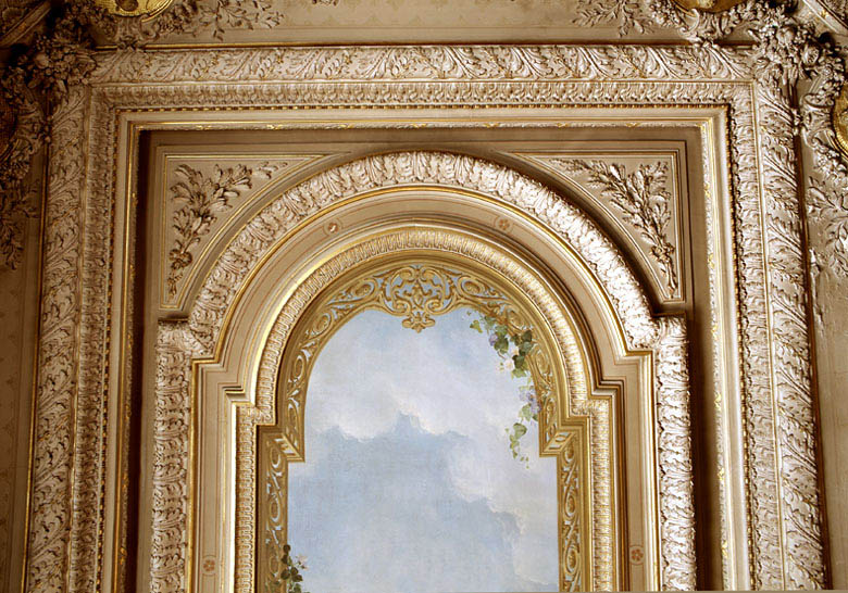 Plafond d'un ancien salon: détail de la mouluration.