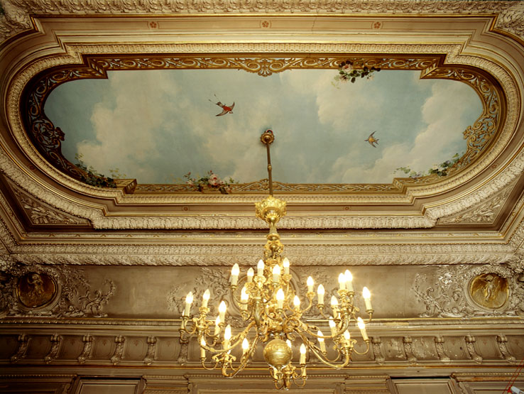 Vue d'ensemble du plafond d'un ancien salon, actuellement utilisé comme salle d'exposition du musée.