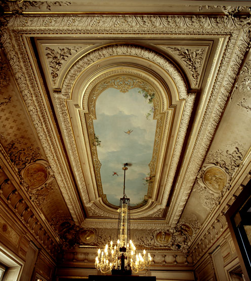 Vue d'ensemble d'un plafond d'un ancien salon actuellement utilisé comme salle d'exposition du musée.