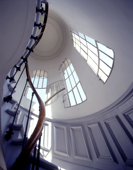 Vue en contre-plongée d'un escalier de service.