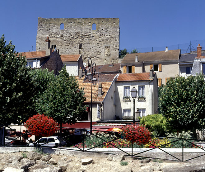 Vue du donjon depuis le quai.