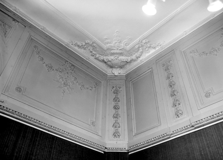 Détail de la corniche d'un salon transformé en bureau.