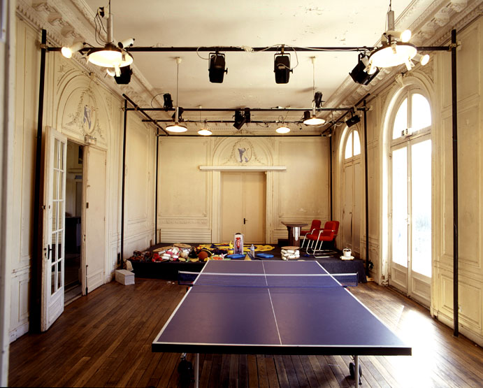 Vue d'un salon transformé en salle de jeu.