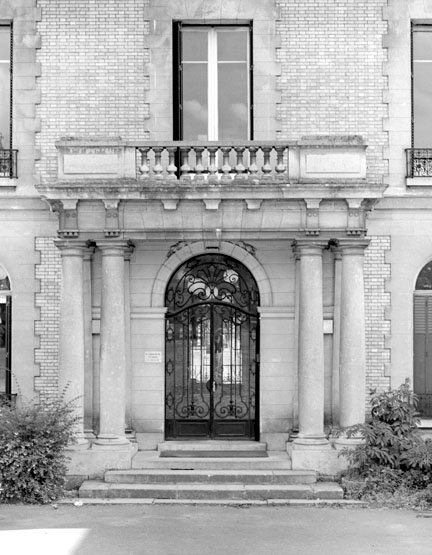 Vue d'ensemble du portique d'entrée.