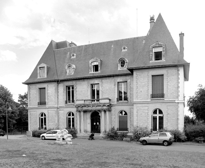 Vue de la façade antérieure.