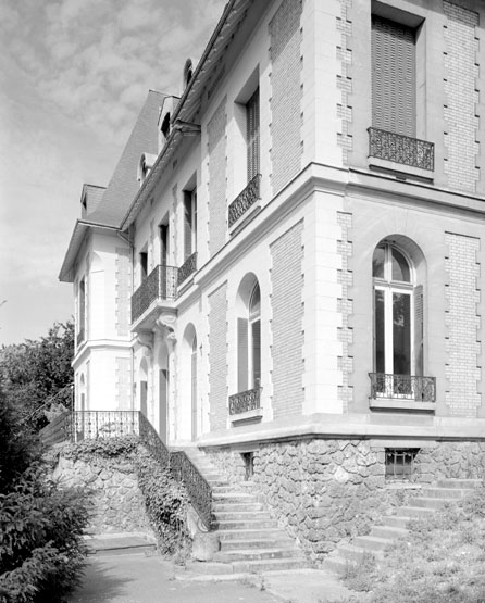 La façade sur jardin vue de trois-quarts.