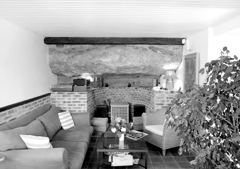 Vue du rocher affleurant dans le salon.