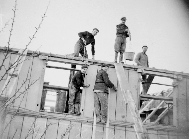 Castors du Rail n°2 : vue de la maison en cours de construction :' les Castors' au travail.