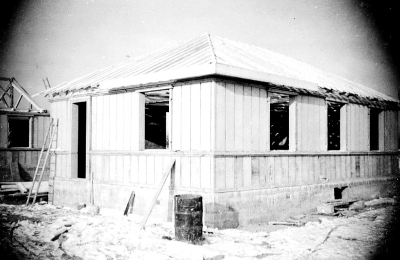 Castors du Rail n°2. Vue de la maison en cours de construction : la couverture en voie d' achèvement.