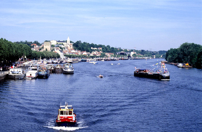 Conflans lors du 44ème Pardon de la batellerie de juin 2003, à droite le bateau porte-flamme.