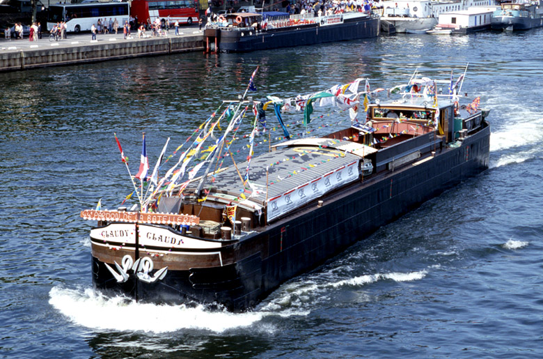 Vue d'une péniche pavoisée lors du 44ème Pardon de la batellerie du 21 juin 2003.