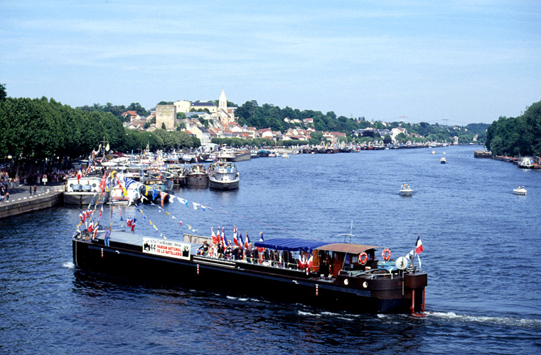 Le bateau porte-flamme, lors du 44ème Pardon de la batellerie en juin 2003.