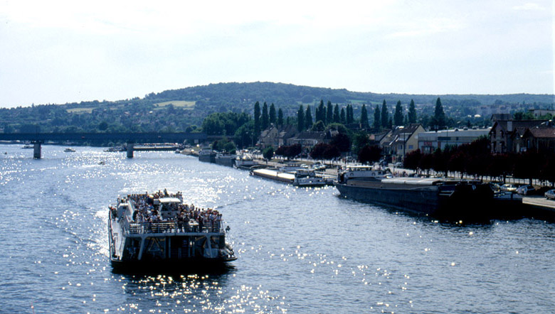 La Seine depuis la passerelle piétonne vers l'aval.