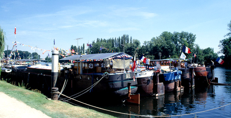 Péniches pavoisées lors du 44ème Pardon de la batellerie de juin 2003.