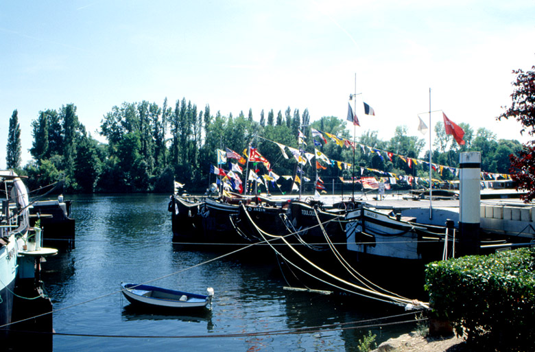 Péniches pavoisées lors du 44ème Pardon de la batellerie de juin 2003.