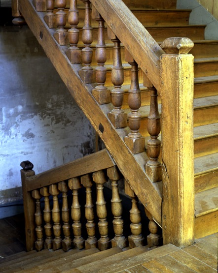 Détail du garde-corps à balustres en bois.