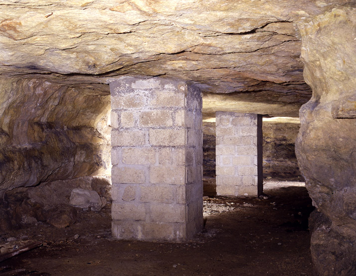 Cave troglodytique : les piliers destinés à soutenir le ciel sont récents.