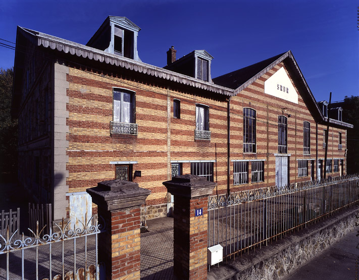 Vue d'ensemble de la façade principale.