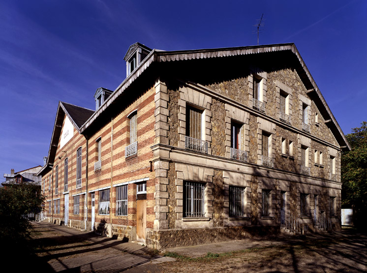 Vue d'ensemble de la façade est.