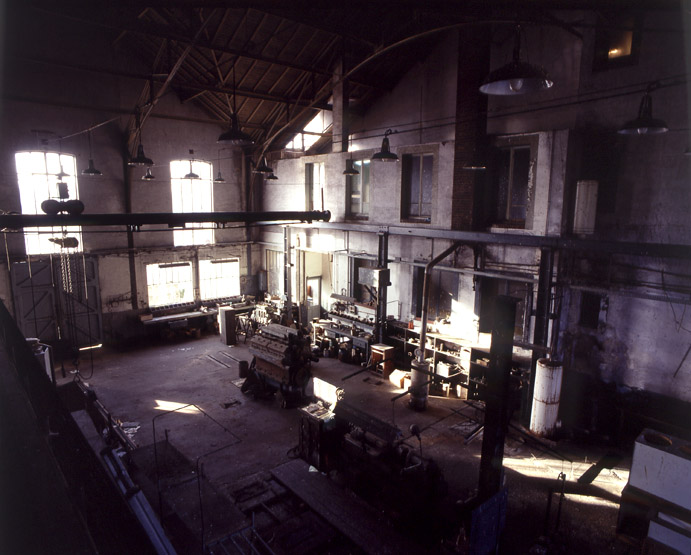 Vue intérieure de l'atelier central vers l'ouest.