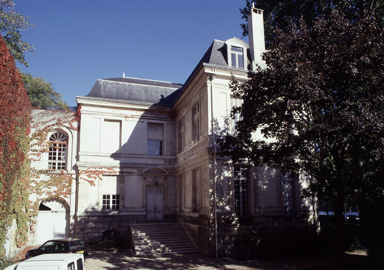 Vue de la façade occidentale avec l'entrée principale et le corps abritant l'escalier en hors-oeuvre.