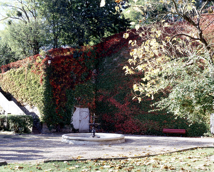 Vue des anciens communs troglodytiques.