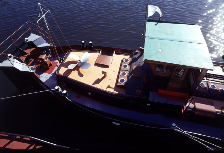 Le roof avant du bateau abritait le logement du capitaine ; on aperçoit le capot coulissant de l'entrée et une clairevoie munie de hublots qui éclaire les chambres.