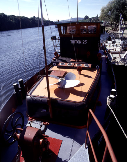 Tout bateau a son hélice de secours, la plupart du temps située sur la cabine pour gagner de la place. Au premier plan, le treuil qui sert au mouillage et au relevage des ancres du remorqueur.