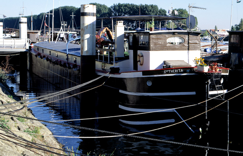 Le sainte-Thérita, ' gros numéro ', c'est-à-dire appartenant à une série de 600 bateaux construits en Allemagne comme dommages de guerre en 1922-23. Ces bateaux étaient peu appréciés des mariniers car mal commodes.