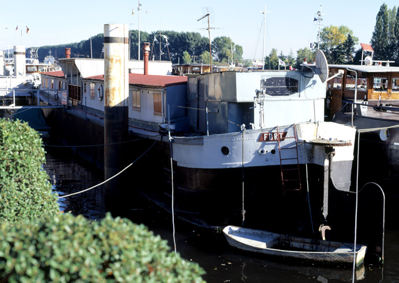 Le Fort, ' gros numéro ', c'est-à-dire appartenant à une série de 600 bateaux construits en Allemagne comme dommages de guerre en 1922-23. Ces bateaux étaient peu appréciés des mariniers car mal commodes.