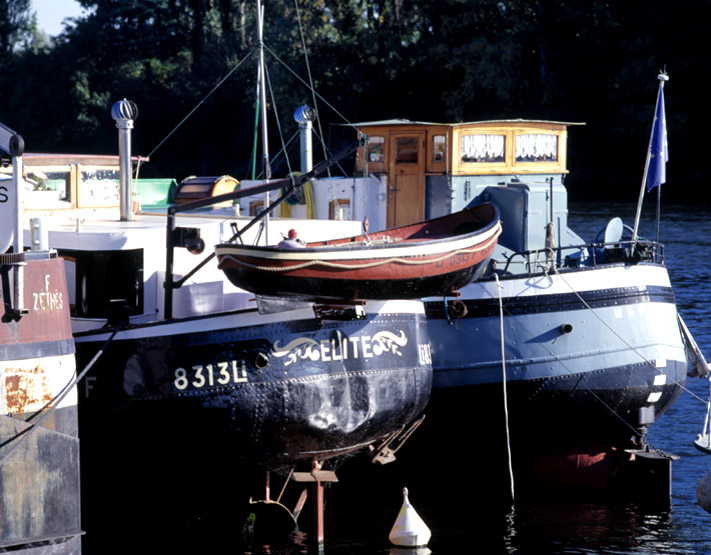 L'Elite, bateau de la 1ère série du chantier Tamsa vers 1930, à cabine haute. Il a conservé son bachot riveté. A droite le bateau Marlinga, du chantier De Winter à Boom.