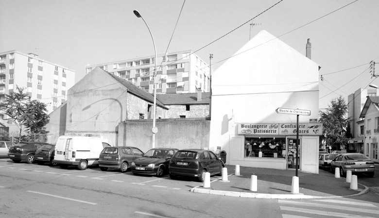 Vue latérale. On voit le plan en U des bâtiments.