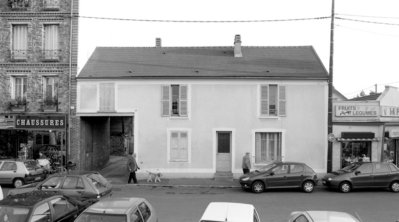 Vue d'ensemble d'une ancienne ferme.