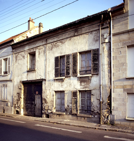 Vue d'ensemble d'une ancienne ferme.