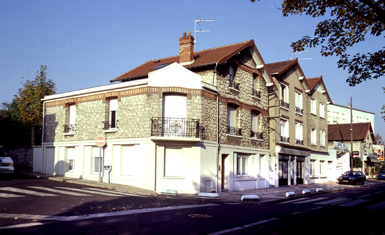 Vue des façades sur rue.