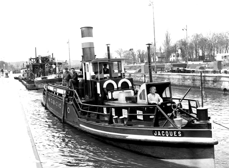 Le Jacques vers 1950, alors qu'il avait encore sa machine à vapeur et sa cheminée.