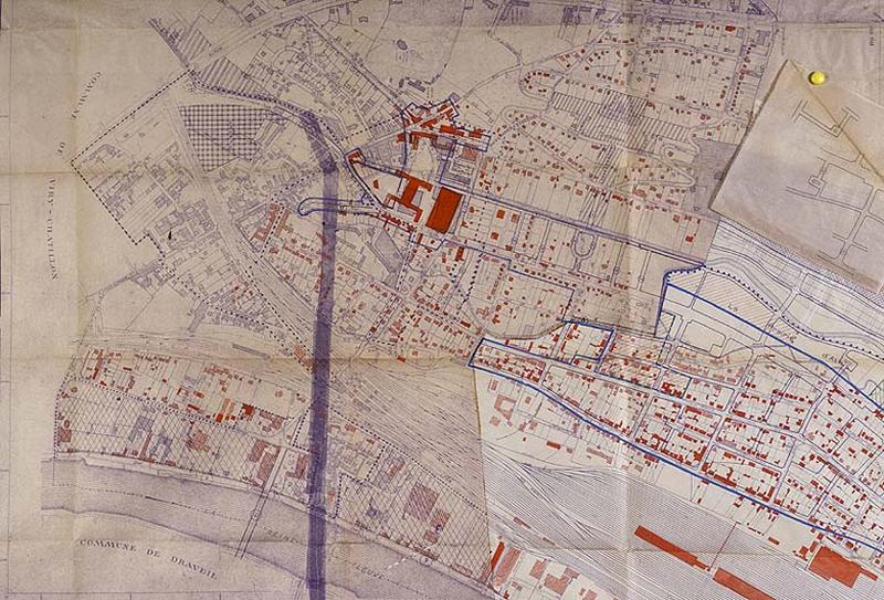 Plan dressé à partir du plan topographique levé en 1945 par le géomètre agréé L. Poussin et indiquant le schéma de répartition des dépenses de reconstruction de Juvisy, s. n., s. d. (circa 1949) : le centre ville, le périmètre à reconstruire, le quartier de la gare voyageurs ; la retombe relevée concerne l'aménagement des lotissements des bords de l'Orge à Athis-Mons.