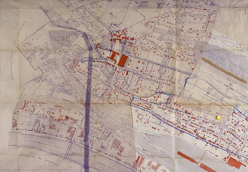 Plan dressé à partir du plan topographique levé en 1945 par le géomètre agréé L. Poussin et indiquant le schéma de répartition des dépenses de reconstruction de Juvisy, s. n., s. d. (circa 1949) : le centre ville, le périmètre à reconstruire, le quartier de la gare voyageurs ; la retombe rabattue concerne l'aménagement des lotissements des bords de l'Orge à Athis-Mons.