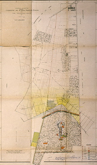 Projet d'aménagement et de reconstruction de la commune dressé par les urbanistes Clément Tambuté et Masson-Detourbet, indiquant l'emplacement des édifices publics ; vers 1950.