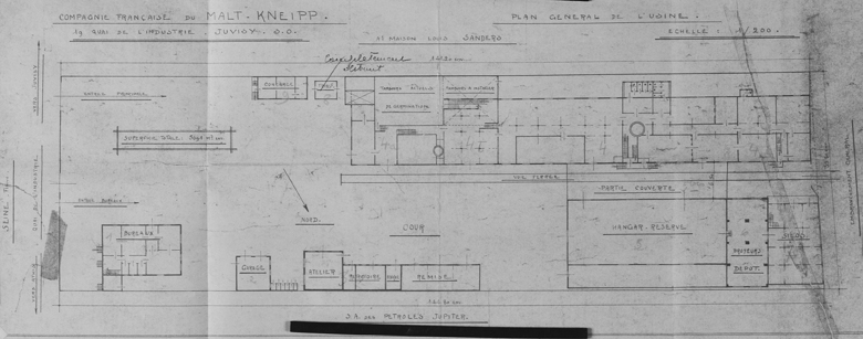 Plan général de l'usine en 1944. En bas du plan, un grand hangar en bois monté sur briques (hangar réserve, n° 5), abritant de nombreuses marchandises (sacs d'orge, anthracite, plaques réclame en tôle émaillée..) : ce hangar a été détruit le 14 juin 1940 par l'incendie des dépôts d'essence des Pétroles Jupiter situés sur le terrain contigu, les autorités militaires françaises ayant donné l'ordre au personnel de détruire par le feu la totalité des stocks de carburants disponibles pour éviter leur saisie par l'armée allemande. Il a été rapidement reconstruit pour abriter les stocks d'orge reçus chaque mois ainsi que ceux du malt torréfié produit par l'usine.