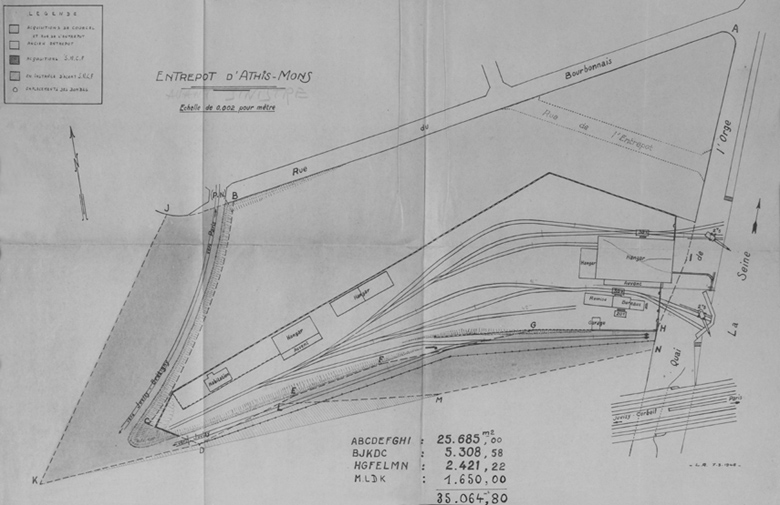 Plan d'ensemble dressé 7 mars 1948 après l'acquisition de terrains auprès de la famille de Courcel et de la SNCF, ainsi que de la rue de l'Entrepôt auprès de la commune en vue de sa suppression. Avant le sinistre, la surface totale couverte était de 2250 m2. La reconstitution de l'entreprise étant étudiée de manière à utiliser les nouvelles constructions au maximum, il a été prévu un nombre de bâtiments moins grand et une plus faible superficie couverte.