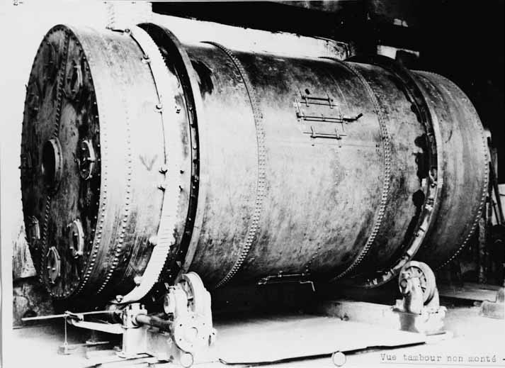 Un tambour de germination non monté ; les trois tambours situés dans la malterie détruite et endommagés par le bombardement, d'une contenance unitaire de 10 000 kgs, avaient été fournis par la maison Diebold de Nancy. Les tambours sont de grands cylindres d'environ 3 m de diamètre et 6 m de longueur, montés sur des galets de roulement roulant sur des rails posés sur le tambour en 3 secteurs. A chaque extrémité des tambours, sur leurs axes longitudinaux, sont fixés des manches à air permettant l'échange d'air frais et d'air vicié par la germination de l'orge. Ces appareils effectuent la germination en vase clos et remplacent les couches de germination en cave qui étaient couramment employées dans les anciennes malteries.