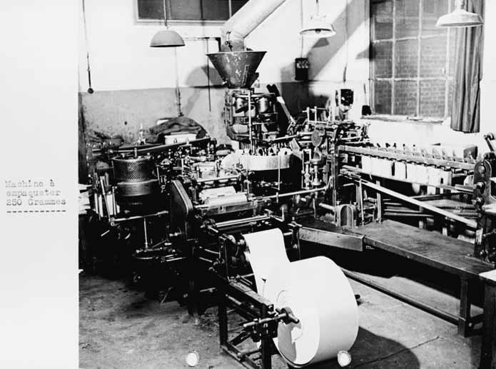 La machine à empaqueter Chambon. Il s'agit d'une machine qui servait à imprimer les sachets pour la vente au public. Pendant toute la guerre cette vente au public a été interdite, le malt et la chicorée étant livrés seulement en vrac au Ravitaillement général ; fin 46-début 47, la société a pu envisager de reprendre la fabrication sous sachets à sa marque ; photographie, s.d.
