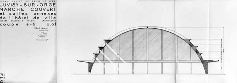 Le bâtiment de la halle : coupe transversale, signée par Louis Aubert, Eugène Valdin, Paul Ohnenwald, architectes-urbanistes de la commune agréés par le MRU, datée du 15 décembre 1954.