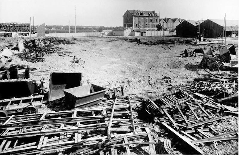 Photographie d'une partie du triage bombardé illustrant le rapport d'expert (datant de juin 1944) joint à la demande d'indemnisation pour dommages de guerre.