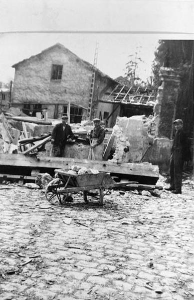 Photographie des destructions causées par les bombardements et illustrant le rapport joint à la demande d'indemnisation pour dommages de guerre et à la reconstruction prioritaire au titre des établissements industriels, commerciaux et agricoles.